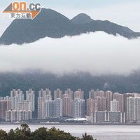 下午雨後，層雲掩蓋馬鞍山山腰。（陳德賢攝）