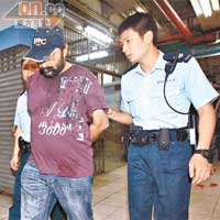 涉案南亞漢被警員押走。（楊偉嶽攝）