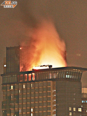 酒店天台巨型液晶體顯示屏昨凌晨起火，濃煙沖天。（胡德威攝）