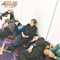 滯留的旅客在機場席地而睡。