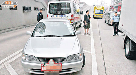 涉案的掛「T牌」私家車於糖水道被警員截停。（陳展鴻攝）