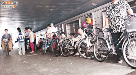 位於深圳洪湖立交橋的黑市單車市場，以銷售平價單車為主。