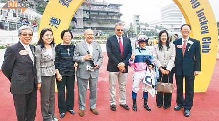 陳南祿夫婦（右一及二）、李家祥夫婦（左一及二）等人與騎師及練馬師開心合照。（何偉鴻攝）