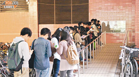 每逢考試季節，沙田圖書館自修室即有大批學生排隊等位。