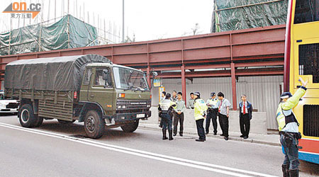 解放軍軍車與巴士相撞，警員到場調查。（張曉楠攝）