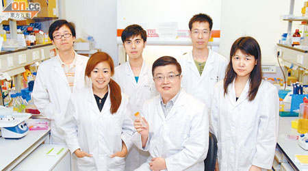 港大醫學院愛滋病研究所所長陳志偉（前排中）及其研究團隊。