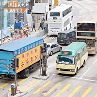 港鐵接駁巴士落客需時，尾隨車輛須切線行駛，不時會造成交通混亂。