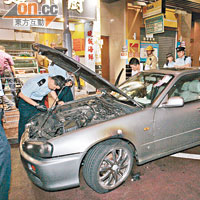 警員事後調查跑車起火原因。（沈厚錚攝）