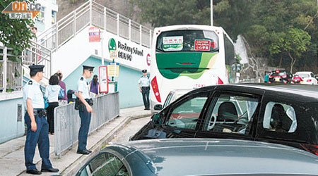 軍裝警員在英基曉新國際幼稚園外加強巡邏。（楊偉嶽攝）