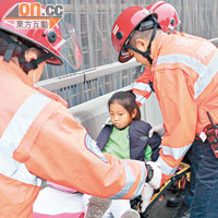 其中一名受傷女童由擔架送院。（左錦鴻攝）