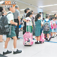 每日有逾一萬名跨境學童往返中港兩地。（資料圖片）