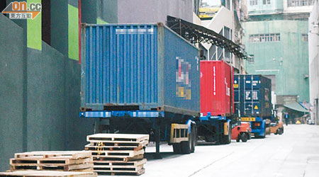 大量貨車泊上荃業街行人路上落貨，現場更堆放大量卡板。