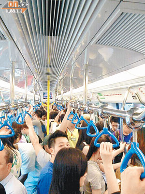西鐵因輔助電線鬆脫引致服務受阻，列車上乘客非常擠擁。（讀者提供）