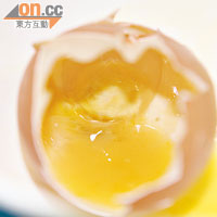 記者打開從有關店舖買來的雞蛋，發現蛋黃和蛋白較正常的稠及瘀黑。
