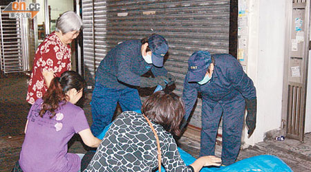 2012年4月30日<br>仵工將屍體舁離現場時，姑姐（右二）撲前撫屍，外婆（左一）則悲慟痛哭。