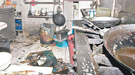 印度餐廳遭縱火，廚房被嚴重焚毀。（楊日權攝）