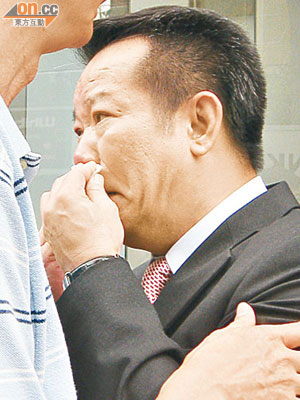 馮錦源昨獲脫罪後喜極而泣。