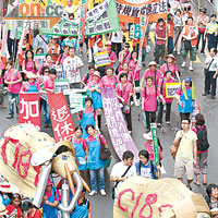 職工盟要求改善本港勞工權益，包括就標準工時立法及設立全民退休保障。