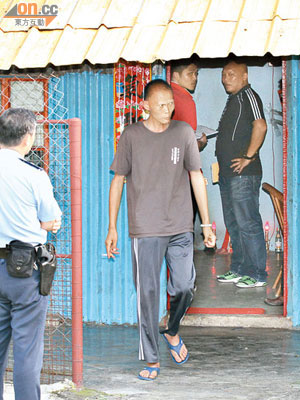 報稱被偷金錢龜的男子（左二）在屋旁協助警方調查。（文健雄攝）