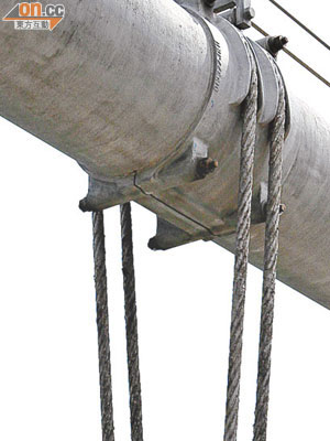 青馬大橋多條垂直鋼纜出現防銹保護漆剝落。（陳德賢攝）