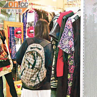 賊夫妻前晚涉嫌在葵涌廣場一間時裝店偷女店員iPhone失手。（趙瑞麟攝）