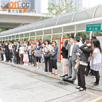 大批乘客在荃灣西站外等候的士。（李子強攝）