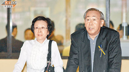 昨日有報道指許仕仁曾花近千萬元在中港女子身上，旁為其妻。（資料圖片）