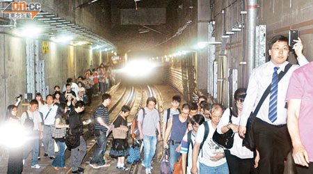 近千名西鐵乘客摸黑沿路軌步行返回美孚站月台。（資料圖片）
