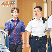 兆禧苑尋死少女的男友（左）到醫院協助警方調查。