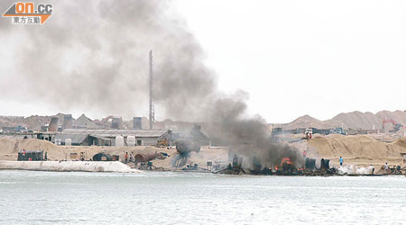 港珠澳大橋人工島泵房大火，濃煙升上半空。