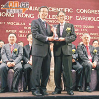 李耿淵（前排左）代表伊院獲香港心臟專科學院頒發最佳論文獎。（高嘉業攝）