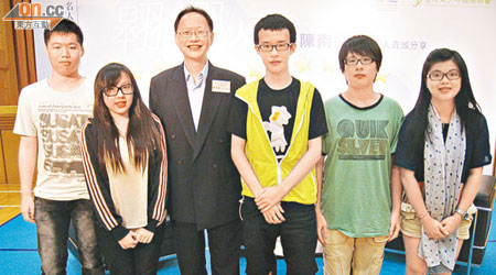 陳南祿（左三）與年輕人真誠分享人生趣事。（余素月攝）
