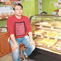 經營正規餅店的李先生，控訴網上無牌蛋糕店愈開愈多。