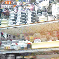 無牌蛋糕店出售各樣蛋糕材料和製作用具。