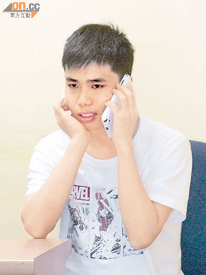葵盛東邨力保手機的青年受傷在急症室候診。（黃智康攝）