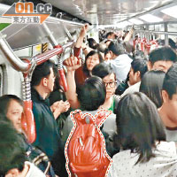 繁忙時間，港鐵車廂內外人多擠迫，成為扒手施展妙手勝地。