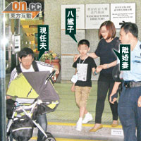 陳姓女子（右二）與現任丈夫及嬰兒（左）等被警方帶走，八歲兒子（右三）則受驚。