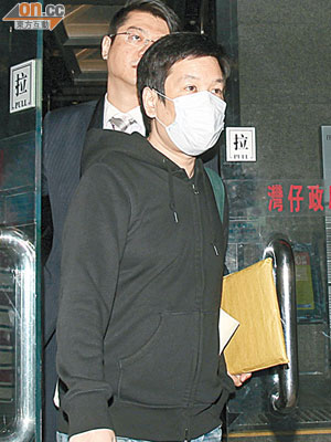 首被告鍾嘉禧（前）昨日續到庭應訊。（黃仲民攝）