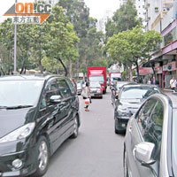 私家車及輕型貨車泊滿元朗又新街及康景街兩旁，造成人車爭路。