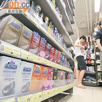 中大校區內的超市有不同品牌安全套發售。（陳德賢攝）