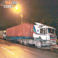 大埔及北區車位不足，多輛貨櫃車及密斗貨車停泊路邊。