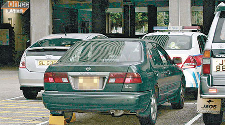 涉案私家車被扣查在葵涌警署。（林振華攝）