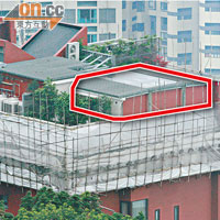 李國寶位於山頂白加道的豪宅僭建天台屋（紅框示）。（資料圖片）
