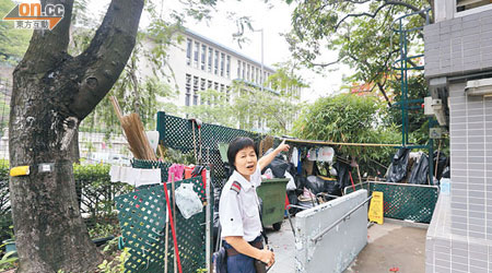 保安員「如姐」講述公園在晚上只有一名保安員巡邏。