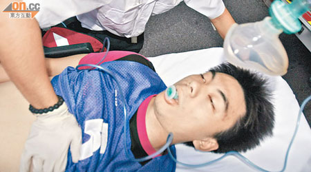 參加籃球比賽時突然暈倒的男生，送院不治。（李少雄攝）
