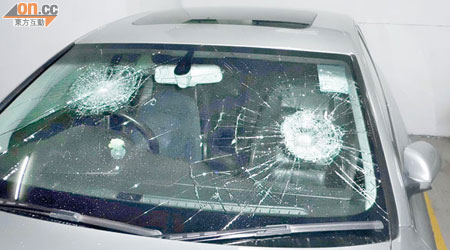 私家車的擋風玻璃被鐵錘扑爆。（讀者提供）