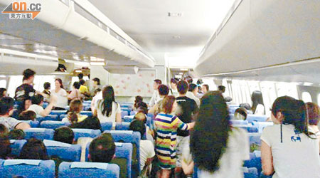 乘客被困機艙，一度群起鼓譟。（讀者提供）