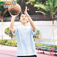 鴻威生前熱愛打籃球。