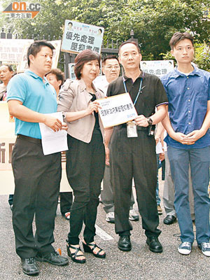 多名家長遊行促請新政府優先處理壓抑書價問題。