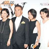 新民黨副主席田北辰（左二）有太太（左一）、千金Lavina及Lauren（右二、一）相伴，一臉幸福。（林少權攝）